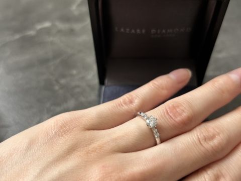 【ラザール ダイヤモンド(LAZARE DIAMOND)の口コミ】 中心に向かってメレダイヤが小さくなっているので、ストレートで大きめの…