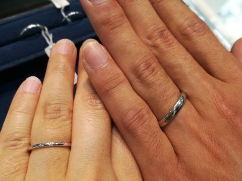 【4℃ BRIDAL(ヨンドシーブライダル)の口コミ】 ストレートラインでしっくりくるものを探していました。こちらは角が丸く…