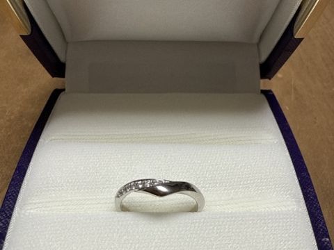 【俄(にわか)の口コミ】 シンプルで着けやすいです。
V字になっているので指もきれいに見えるかと…