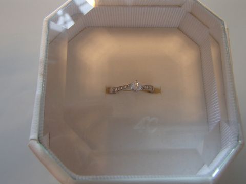 【4℃ BRIDAL(ヨンドシーブライダル)の口コミ】 他のブランドも色々調べていましたが、真ん中に大きなダイヤモンド＋その…