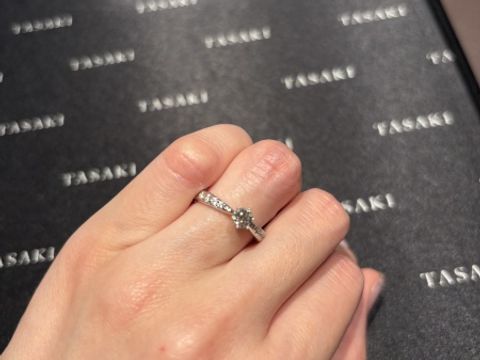 【TASAKI(タサキ)の口コミ】 センターダイヤに向かって細くなっていて際立つデザインになっています。
…