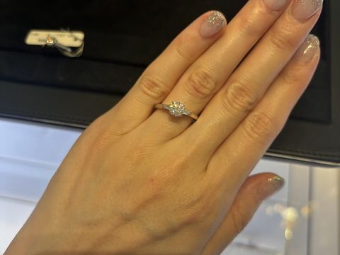 【グラフ(GRAFF)の口コミ】 ダイアのクオリティにかなりこだわっており、シンプルながら特徴的なデザ…