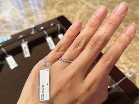 【TOWA(永遠)の口コミ】 桜が舞う様子を、やわらかいウェーブのラインと散りばめたダイヤモンドで…