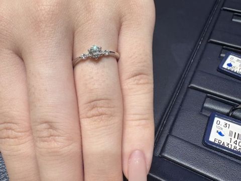 【ROYAL ASSCHER(ロイヤル・アッシャー)の口コミ】 真ん中のダイヤモンドの隣に小さなダイヤが二つ付いていて、非常に可愛ら…