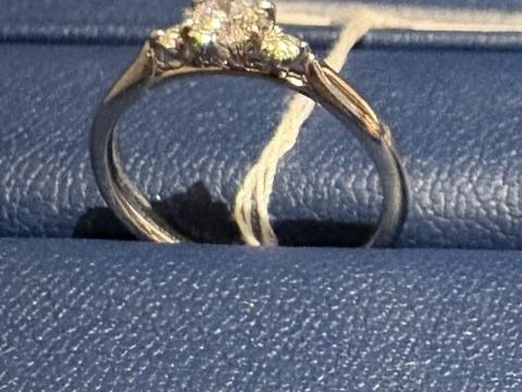 【銀座ダイヤモンドシライシの口コミ】 真ん中のダイヤモンドのサイドに小さなダイヤモンドが埋め込まれているサ…