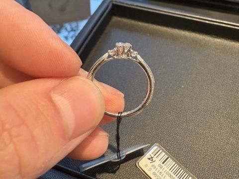 【エクセルコダイヤモンド(EXELCO DIAMOND)の口コミ】 エクセルコダイヤモンドならではのリングにミルグレイン、通称ミル打ちが…