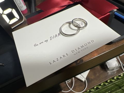 【ラザール ダイヤモンド(LAZARE DIAMOND)の口コミ】 自分の希望と妻の希望を叶えた指輪。悩みに悩んだ妻ですが、結婚指輪と並…