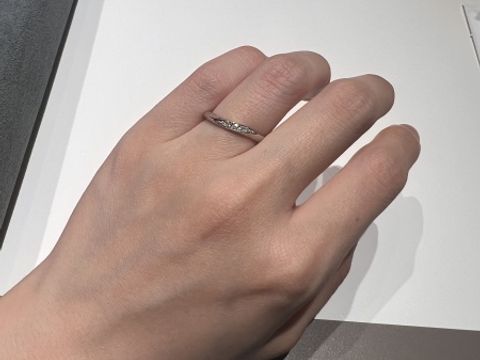 【ラザール ダイヤモンド(LAZARE DIAMOND)の口コミ】 実際に指にはめてみて一番驚いたのは、ダイヤの輝き方。光の入り方でキラ…