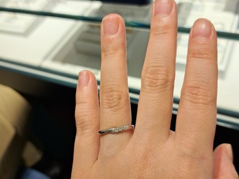 【銀座ダイヤモンドシライシの口コミ】 メレダイヤがあしらわれたデザインなのですが、ただ直線的にダイヤが配置…