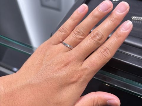 【ラザール ダイヤモンド(LAZARE DIAMOND)の口コミ】 最初は同じデザインでペアの指輪を購入する予定でしたが、最終的には新郎…