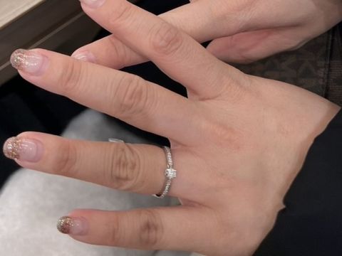 【festaria bijou SOPHIA(フェスタリア ビジュソフィア)の口コミ】 ストレート＋横にもダイヤがあり、とても可愛かった。
でも、結婚指をエタ…