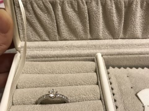 【JEWELRY  KAMATA(ジュエリーかまた)の口コミ】 中央のダイヤの横にも小さなダイヤがついているデザインが気に入りました…