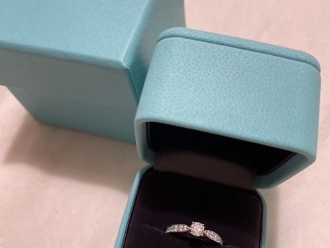 【ティファニー(Tiffany & Co.)の口コミ】 メレありでゴージャスですが品があり特別感のある指輪です。最初はメレな…