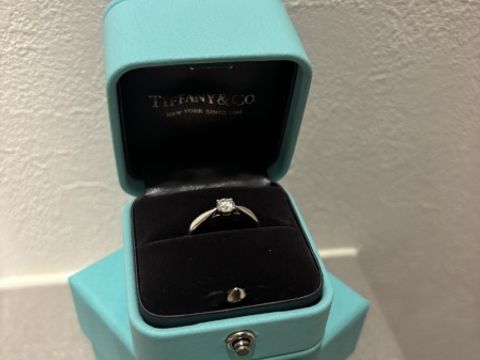 【ティファニー(Tiffany & Co.)の口コミ】 ティファニーの婚約指輪は、光が当たるたびにキラッと輝き、指の角度によ…