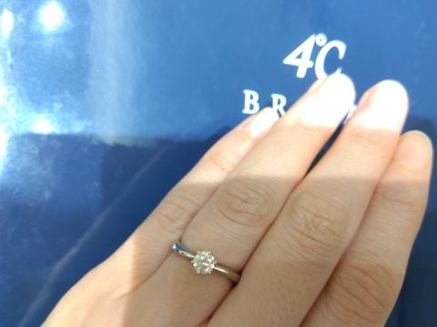 【4℃ BRIDAL(ヨンドシーブライダル)の口コミ】 一粒ダイヤだとしっかりと大きさが欲しく、見せてもらいました。ダイヤは…