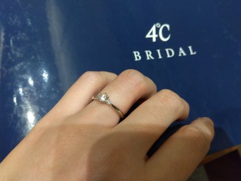 【4℃ BRIDAL(ヨンドシーブライダル)の口コミ】 メインのダイヤの両脇にメレダイヤが1粒ずつのデザインです。リングはスト…