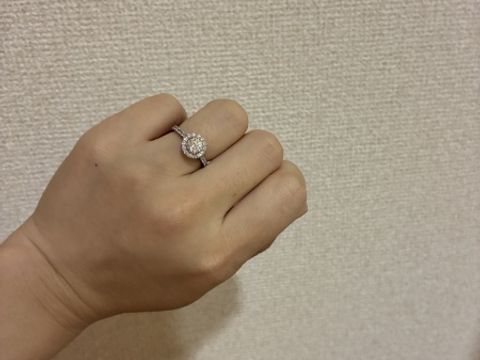 【リューツウの口コミ】 より存在感のある婚約指輪のデザインを探していました。この指輪はセンタ…
