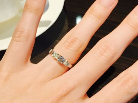 【JEWELRY  KAMATA(ジュエリーかまた)の口コミ】 指輪の上にダイヤのリボンが乗ったようなデザインで可愛かったです。横か…