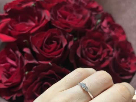 【ジュエリーツツミ(JEWELRY TSUTSUMI)の口コミ】 ダイヤモンド1粒ではなく周りに小さなダイヤモンドが添えてあるデザインが…