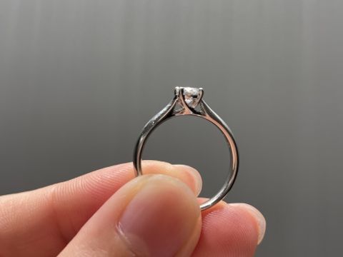 【ラザール ダイヤモンド(LAZARE DIAMOND)の口コミ】 ストレートタイプの一粒ダイヤの婚約指輪を探していました。リングの曲線…