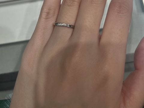 【アイプリモ(I-PRIMO)の口コミ】 指輪のデザインはウェーブ型のものを試着しました。大きくウェーブになっ…