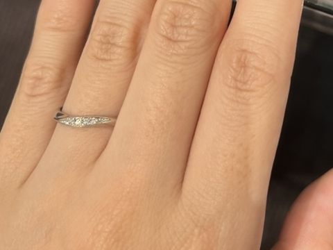 【ラザール ダイヤモンド(LAZARE DIAMOND)の口コミ】 ウェーブ型の結婚指輪を探していました。たくさんの形の結婚指輪を出して…