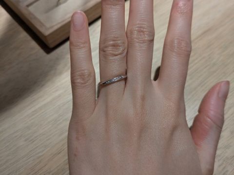 【ith(イズ)の口コミ】 右片方にダイヤモンドが並んでいるデザインが控えめでおしゃれであること…
