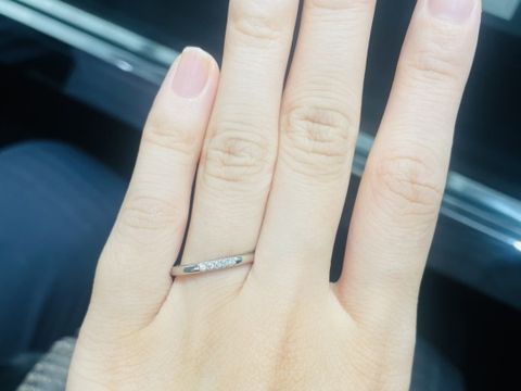【ラザール ダイヤモンド(LAZARE DIAMOND)の口コミ】 ストレートタイプの指輪を探していました。
側面にもダイヤが入っており、…