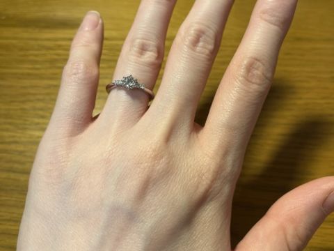 【アイプリモ(I-PRIMO)の口コミ】 ダイヤの両脇にメレダイヤが2つずつあって、とてもキラキラしており、一目…