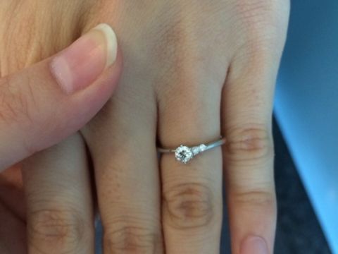 【ラザール ダイヤモンド(LAZARE DIAMOND)の口コミ】 一番はデザインです。ダイアモンドひとつのシンプルなデザインより、サイ…