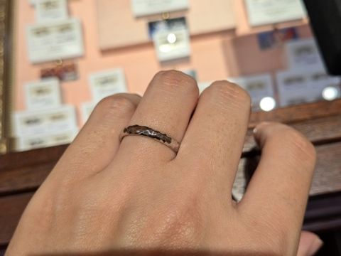 【ケイウノ ブライダル(K.UNO BRIDAL)の口コミ】 柔らかい槌目のデザイン。他のブランドよりも太めのリングにデザインされ…