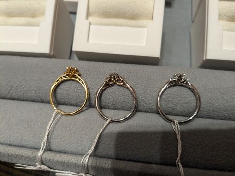 【ケイウノ ブライダル(K.UNO BRIDAL)の口コミ】 側面にリボンがデザインされている点。リボンの部分のみピンクゴールドに…