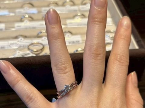 【ケイウノ ブライダル(K.UNO BRIDAL)の口コミ】 緩やかなウェーブで着け心地が良かった。普段から指輪をつけ慣れていない…