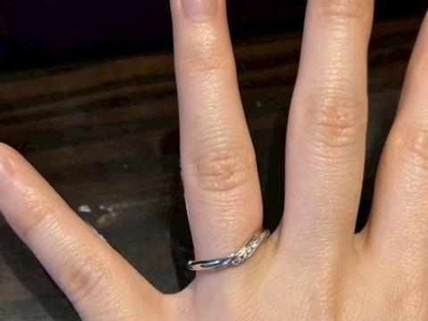 【ケイウノ ブライダル(K.UNO BRIDAL)の口コミ】 指輪の形はV字で指が長く見えやすくなるためとても良かったです。ストレー…