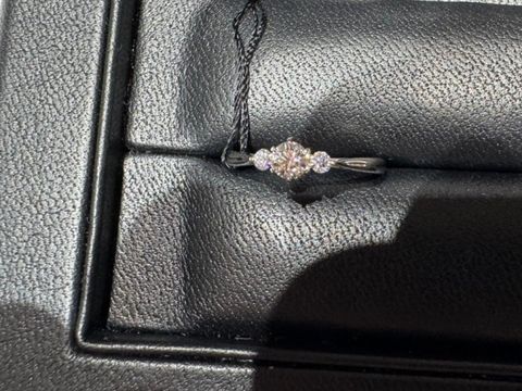 【ラザール ダイヤモンド(LAZARE DIAMOND)の口コミ】 割と最近の新しいデザインのようです。正面から見るとメインのダイヤの両…