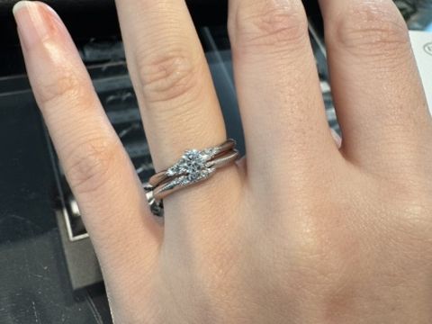 【エクセルコダイヤモンド(EXELCO DIAMOND)の口コミ】 マリッジリングはメインの両脇にメレダイヤが一粒ずつあるタイプです。細…