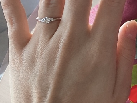 【銀座ダイヤモンドシライシの口コミ】 ダイヤが3つ入っているウェーブデザインです。一粒よりもさりげない感じで…