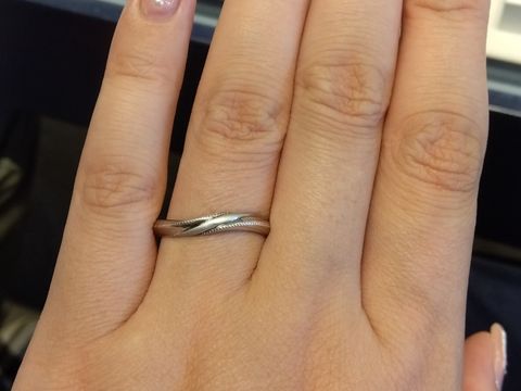 【銀座ダイヤモンドシライシの口コミ】 ダイヤモンドがついているデザインがほとんどでシンプルなV字はあまり種類…