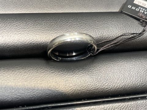 【ラザール ダイヤモンド(LAZARE DIAMOND)の口コミ】 こちらはラザールダイアモンドそんのシンプルなデザインの指輪ですが、プ…