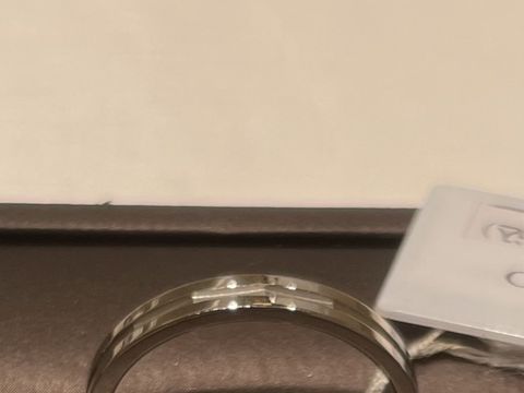 【アイプリモ(I-PRIMO)の口コミ】 プラチナの間にマット加工で角ばったデザインが施されており、シックなデ…