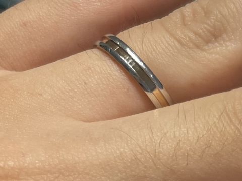 【銀座ダイヤモンドシライシの口コミ】 プラチナの間にゴールドのラインが挟まれており、珍しいデザインでとても…