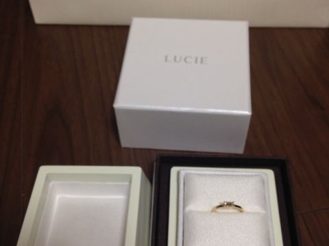 【LUCIE(ルシエ)の口コミ】 普段使いでき、結婚指輪と一緒に重ね着け出来るものを探していたところ、…
