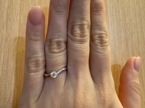 【アイプリモ(I-PRIMO)の口コミ】 どの角度から見てもキラキラしていて華やかです。
ウェーブラインのデザイ…