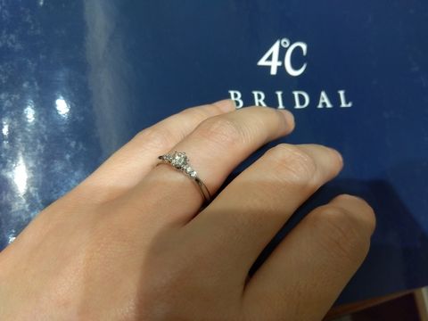 【4℃ BRIDAL(ヨンドシーブライダル)の口コミ】 メインのダイヤ（0.3C）の両脇にメレダイヤが２粒ずつのデザインです。リ…