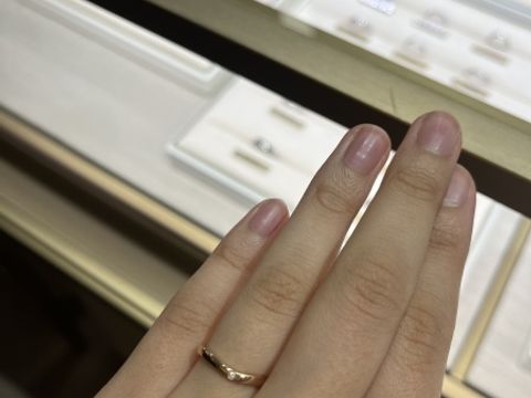 【カルティエ(Cartier)の口コミ】 シンプルながらも曲線がかわいい指輪でした。似たような指輪も見ていたの…
