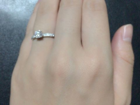 【エクセルコダイヤモンド(EXELCO DIAMOND)の口コミ】 ソリティアのデザインで、リングにもダイヤモンドを付いているものを色々…