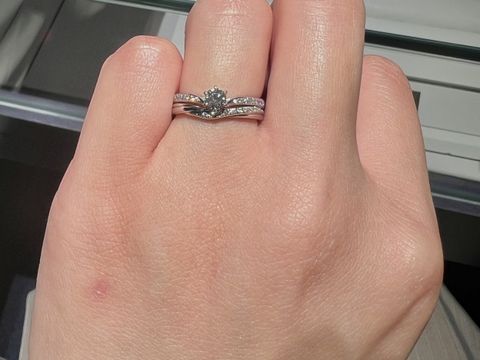 【銀座ダイヤモンドシライシの口コミ】 V字のデザインに繊細なフラッシュのゴージャスなメレダイヤが特徴的な指輪…
