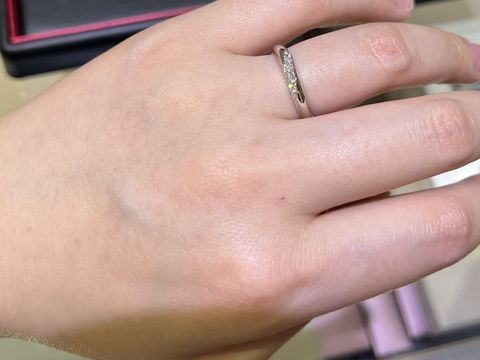 【ラザール ダイヤモンド(LAZARE DIAMOND)の口コミ】 別の店舗でも着用したのですが、最初はストレートと思ってたぐらいの見た…