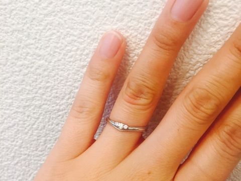 【JEWELRY  KAMATA(ジュエリーかまた)の口コミ】 シンプルな中にもダイヤが3つ並んでることで特別感のあるデザインになって…