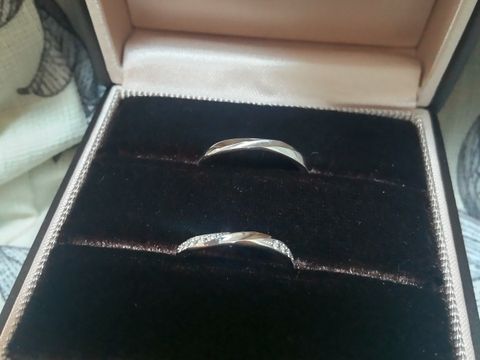 【アイプリモ(I-PRIMO)の口コミ】 新婦用のリングは形が緩やかなウェーブになっていて指によく馴染みます。…